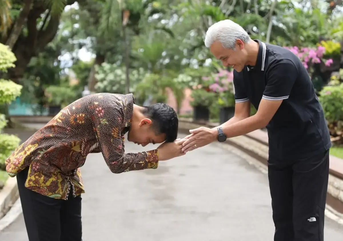 Pertemuan Gibran Rakabuming dan Ganjar Pranowo di Semarang, Senin (3/4/2023). (Sumber : Instagram @ganjar_pranowo)