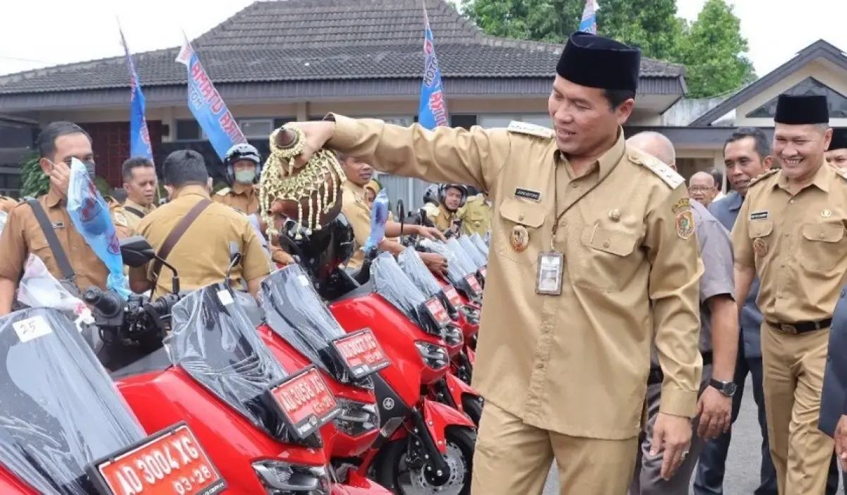 Bupati Wonogiri, Joko Sutopo, saat membagikan motor dinas baru kepada kepala desa dan lurah di Wonogiri, Selasa (4/4/2023). (Sumber : Instagram @humas_wonogiri)