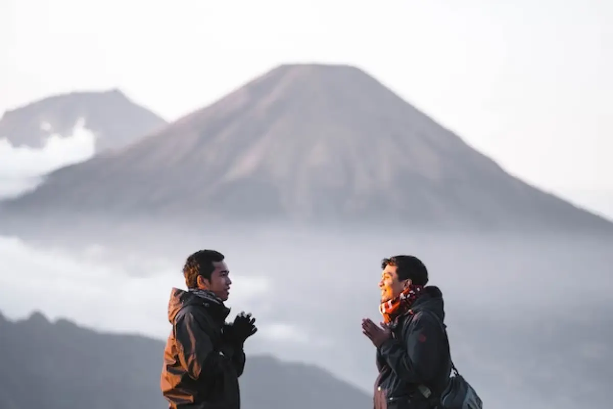 ilustrasi : orang sedang berwisata alam (Sumber : Pexels.com/muhammad syahroni)