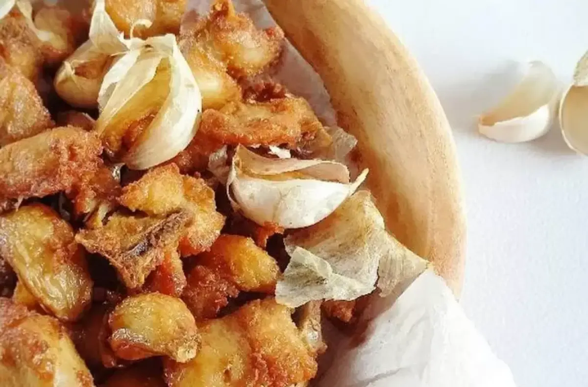 Ilustrasi ayam goreng bawang putih. (Sumber : Freepik)