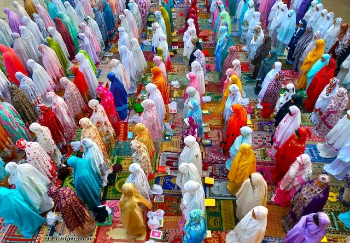 ilustrasi : Sholat id berjamaah di mesjid (Sumber : Pexels.com/didno)