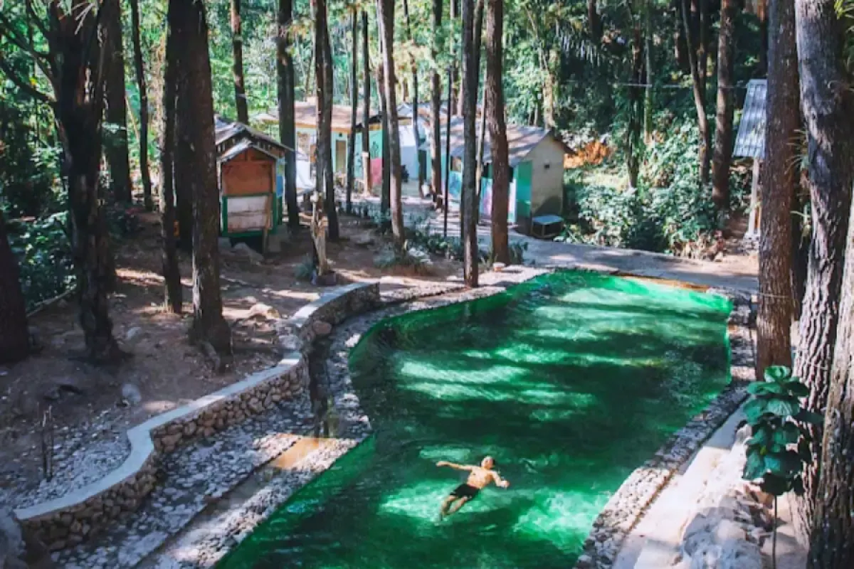 kolam berair hijau, di kawasan Air Terjun Semirang (Sumber : wisatainfo.com)
