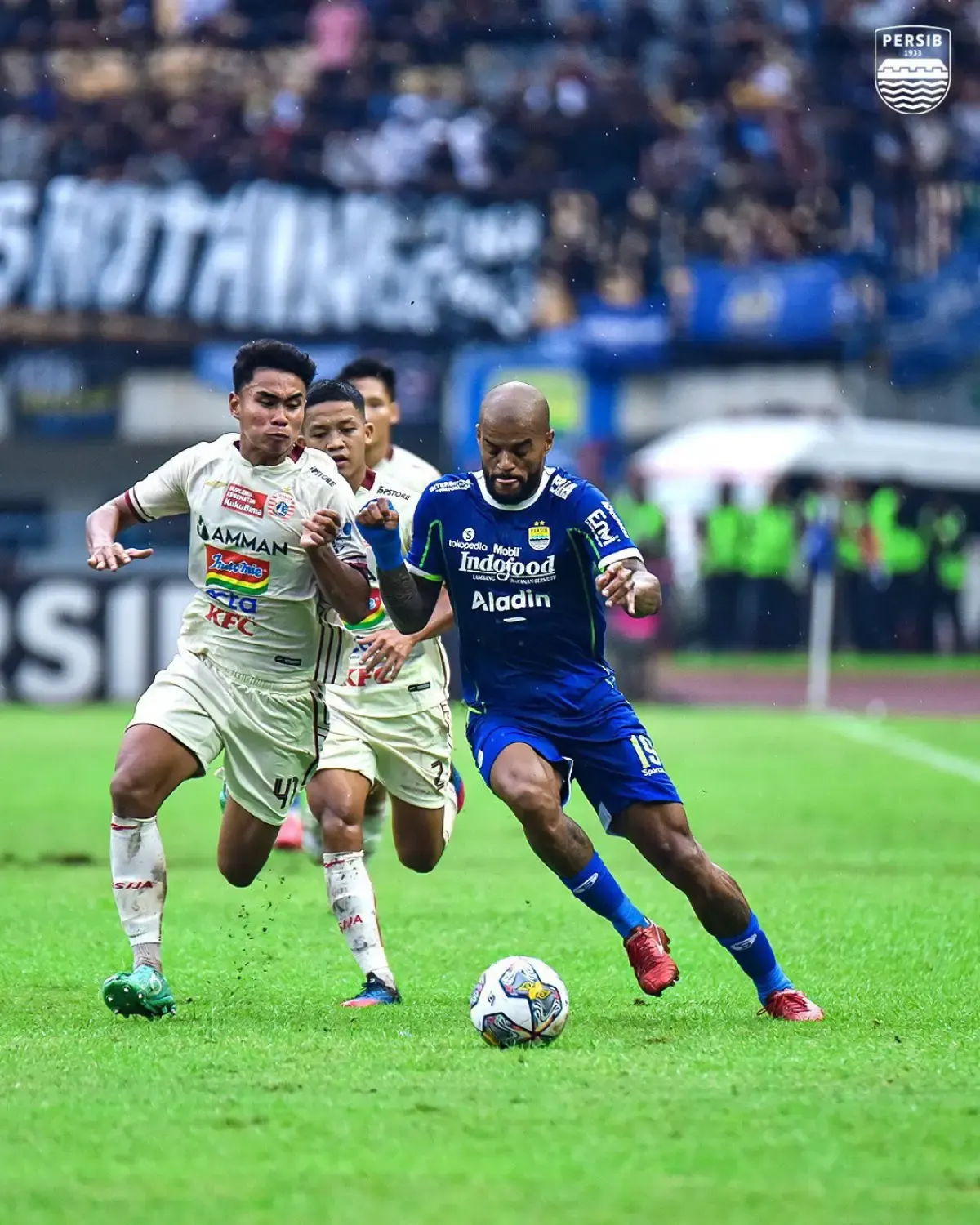 Persija Jakarta dan Persib Bandung masih ketat memperebutkan posisi dua Liga 1 Indonesia (Sumber : Twitter)
