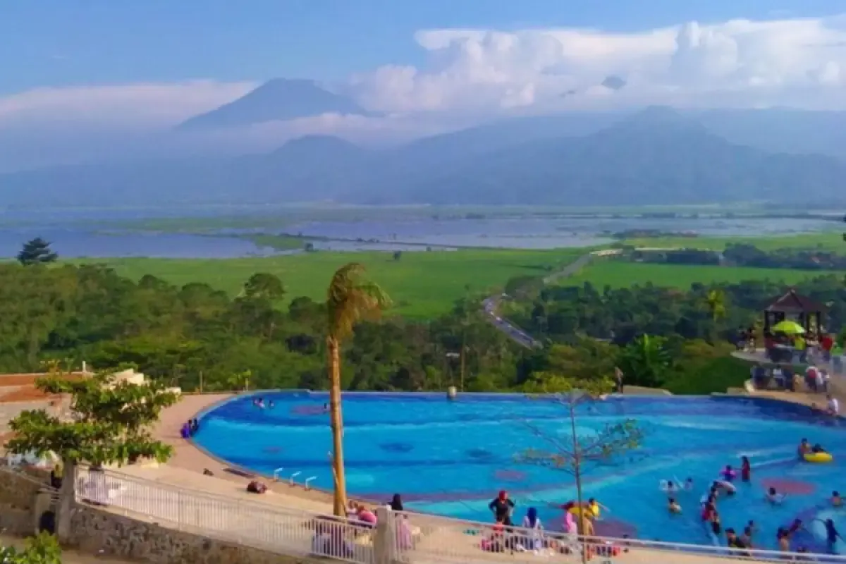 Eling Bening, Kolam renang dengan pemandangan 12 puncak gunung (Sumber : instagram eling bening)