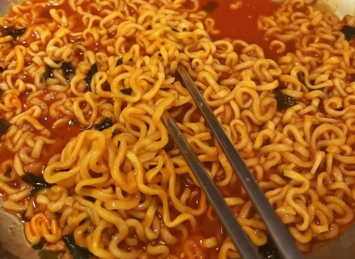 Resep ramyeon ala Jungkook BTS, bahan hanya Samyang dan Neoguri. (Sumber : Weverse)