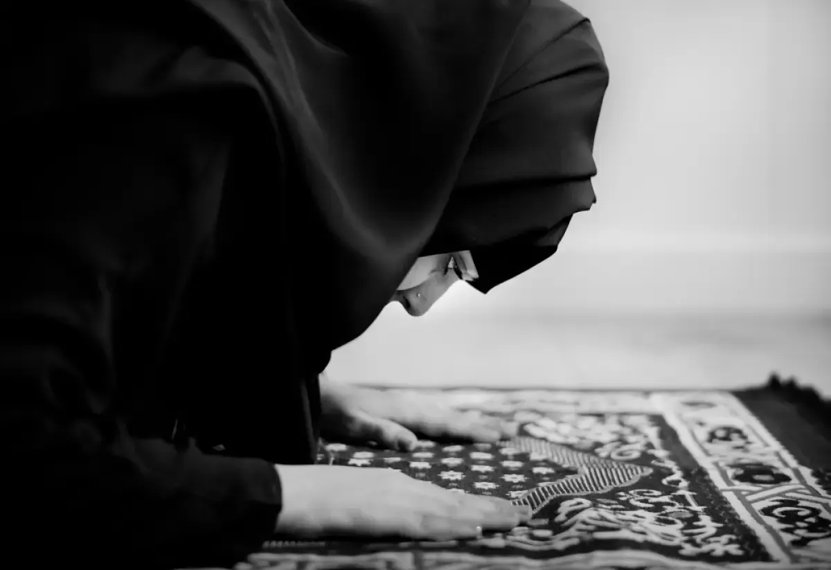 Melakukan amalan sendiri di rumah juga bisa berkesempatan meraih malam Lailatul Qadar (Sumber : freepik)