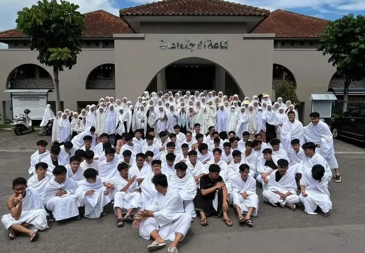 Santri Ponpes Darul Arqam Garut umrah bersama setelah 6 tahun mengenyam pendidikan. (Sumber : Instagram @darularqam_official)