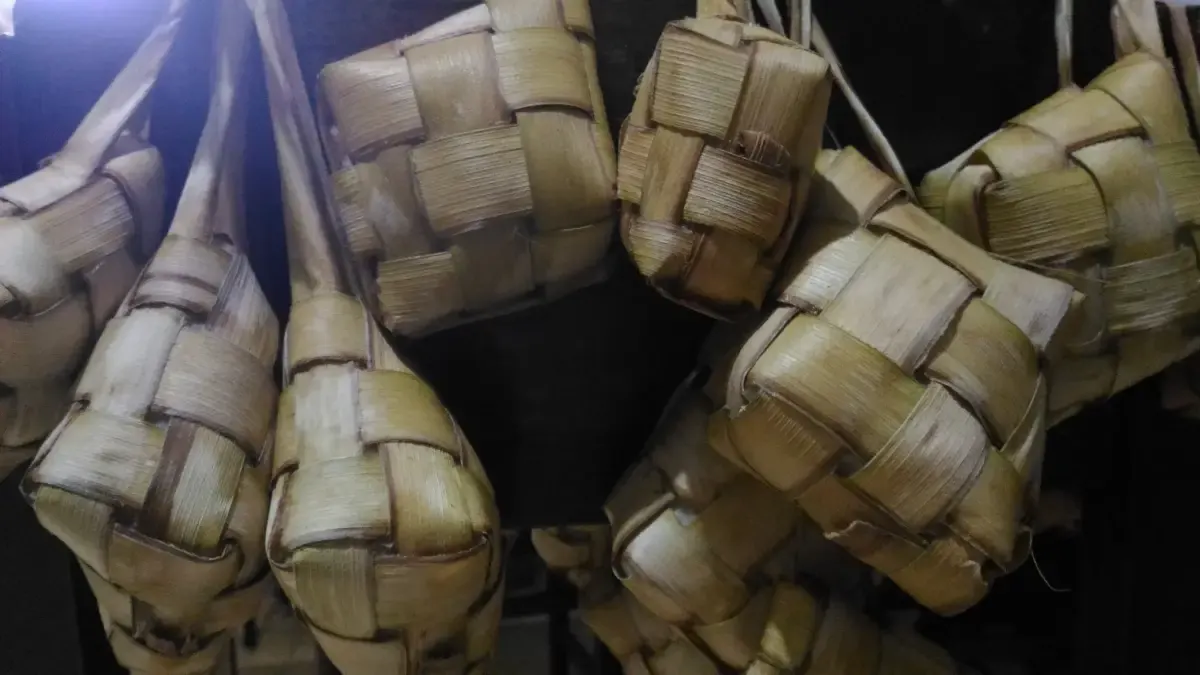 Agar tidak mudah basi, ketupat sisa lebaran harus disimpan dengan cara digantung (Sumber : Twitter)
