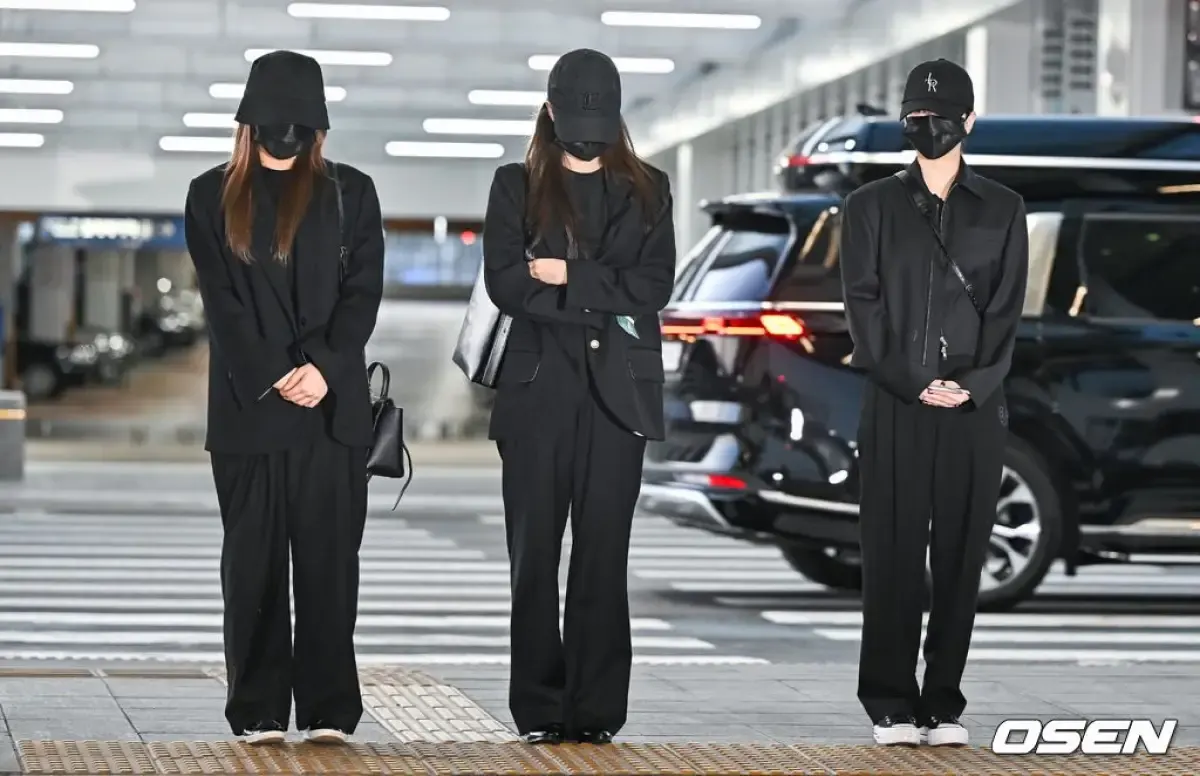 Penampilan SinB VIVIZ di bandara usai kabar meninggalnya Moonbin ASTRO. (Sumber : OSEN)
