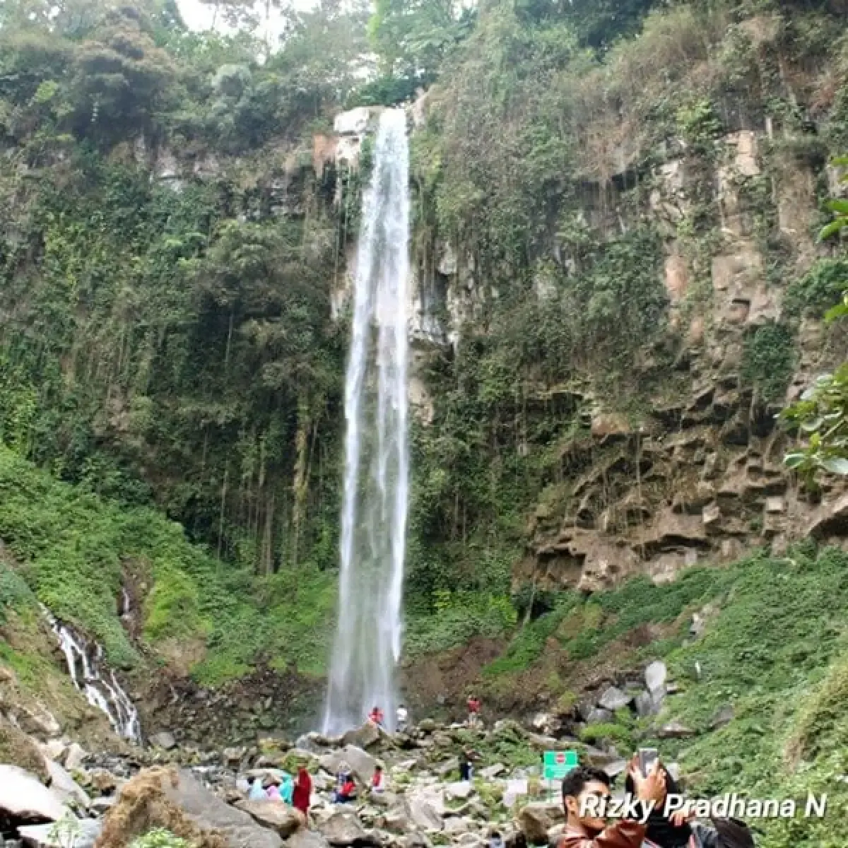 Grojogan Sewu salah satu objek wisata di Tawangmangu (Sumber : Nativeindonesia.com)