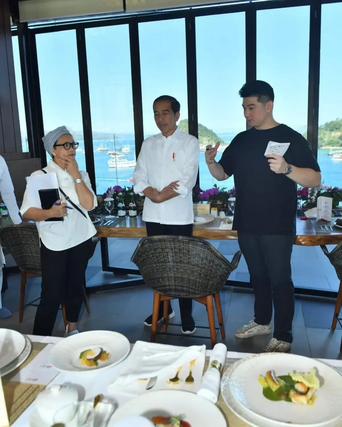Chef Arnold bersama Presiden Jokowi dan Menteri Luar Negeri saat persiapan KTT Asean 2023. (Sumber : instagram/arnoldpo)