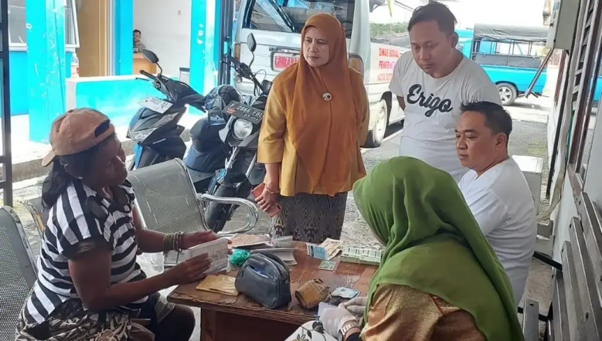 Penghuni kolong jembatan di Bogor kedapatan memiliki cek Rp 1,35 miliar dan aset mewah lainnya. (Sumber : Instagram @dinsoskotabogor)