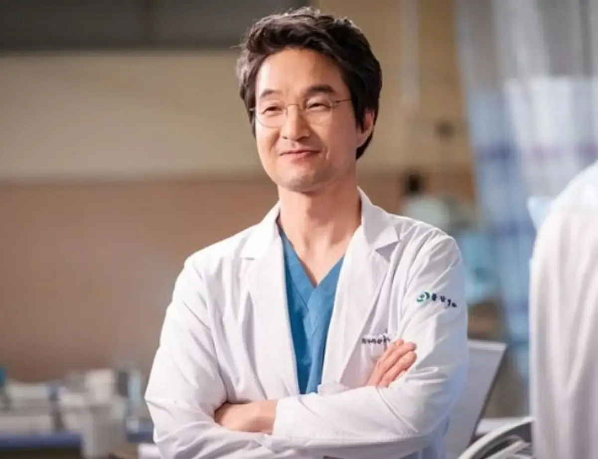 Simak link nonton Dr Romantic 3 episode 1 sub Indo dijadwalkan tayang 28 April 2023 pukul 20.00 WIB (Sumber : Dokumentasi SBS)