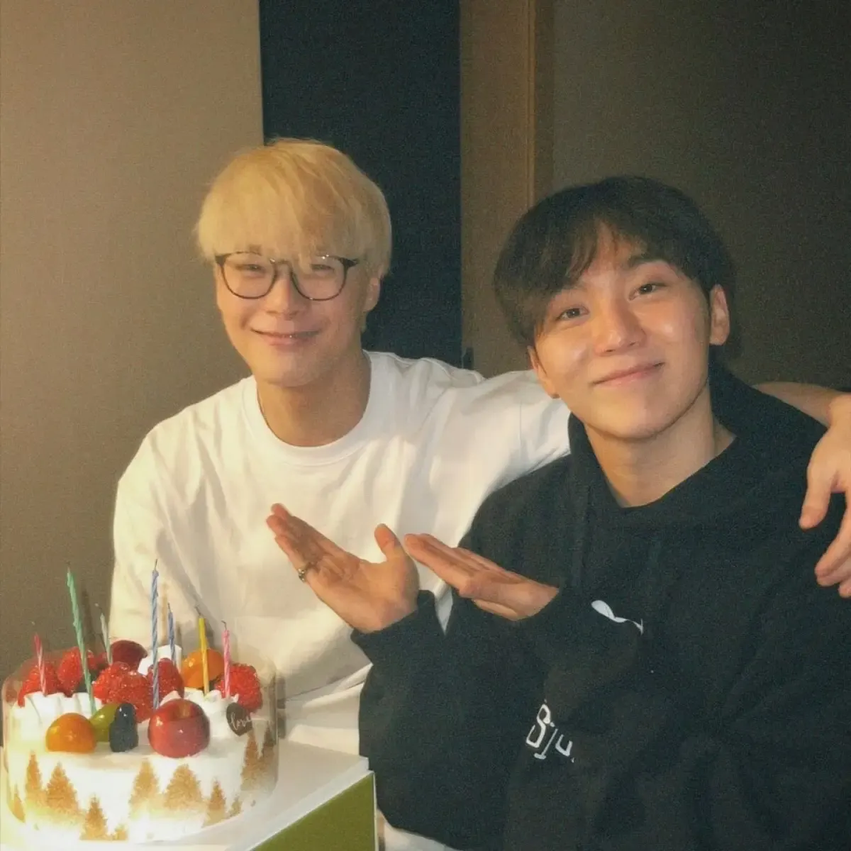 Seungkwan SEVENTEEN dan Moonbin ASTRO. (Sumber : instagram/pledis_boos)