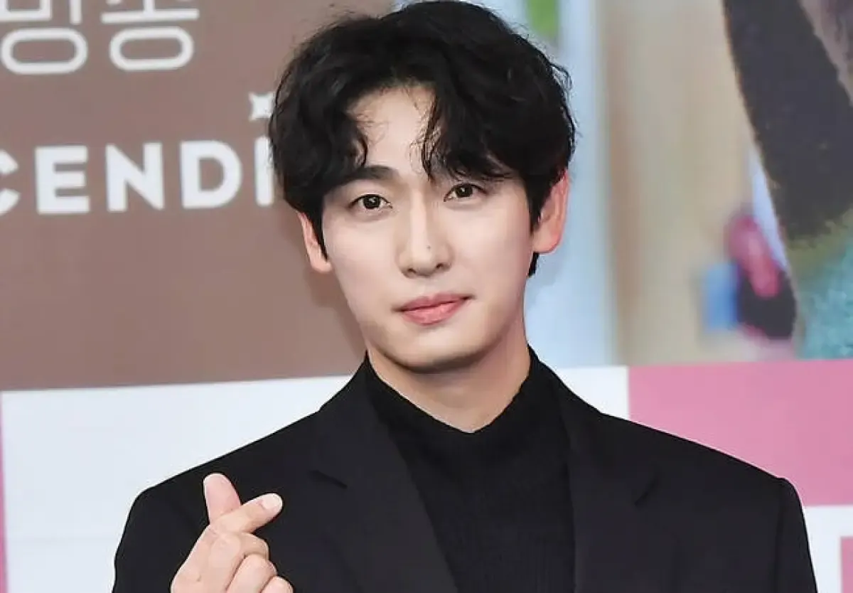 Aktor Yoon Park (35) yang dikabarkan akan menikah pada 3 September 2023. (Sumber : Newsen)