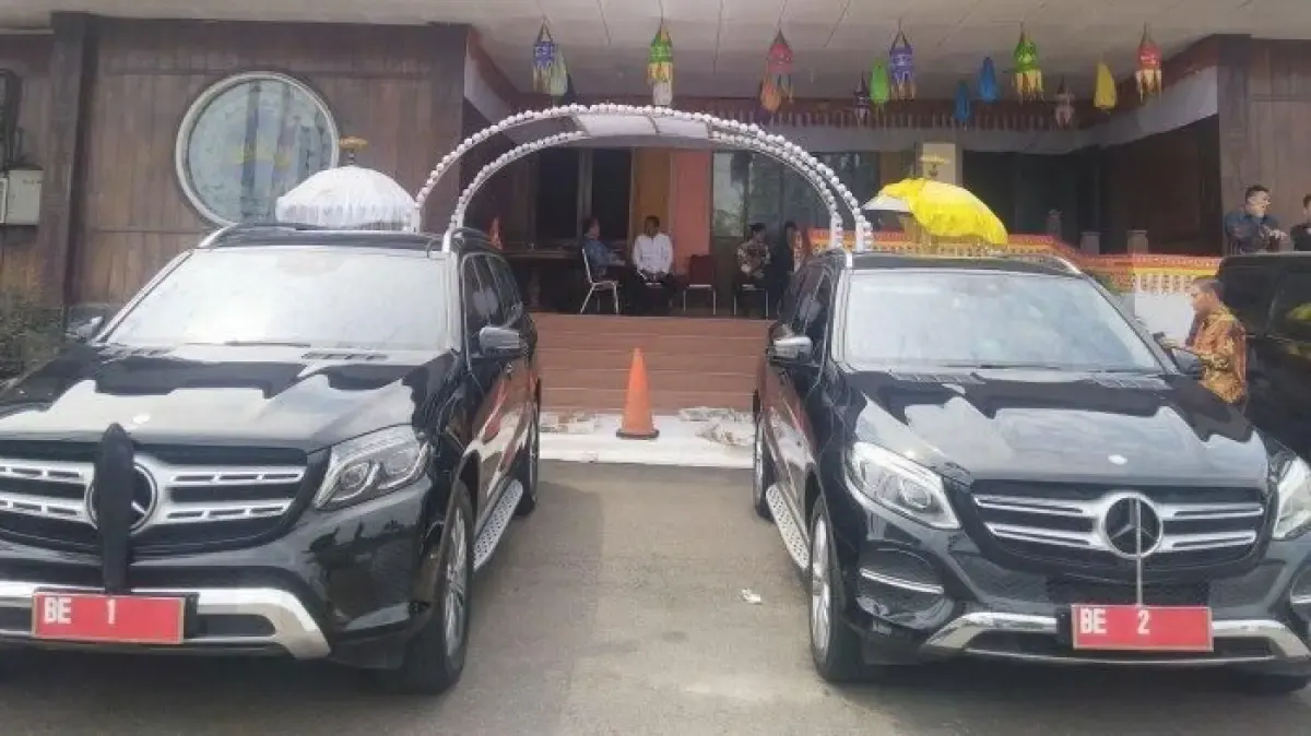 Mobil dinas Gubernur dan Wakil Gubernur Lampung. (Sumber : Twitter @PartaiSocmed)