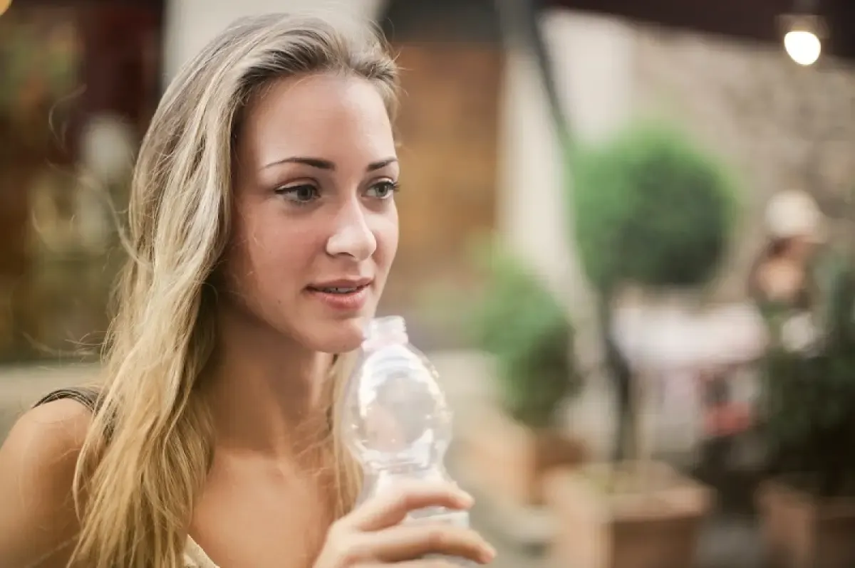 Ilustrasi minum air (Sumber : Pexels)