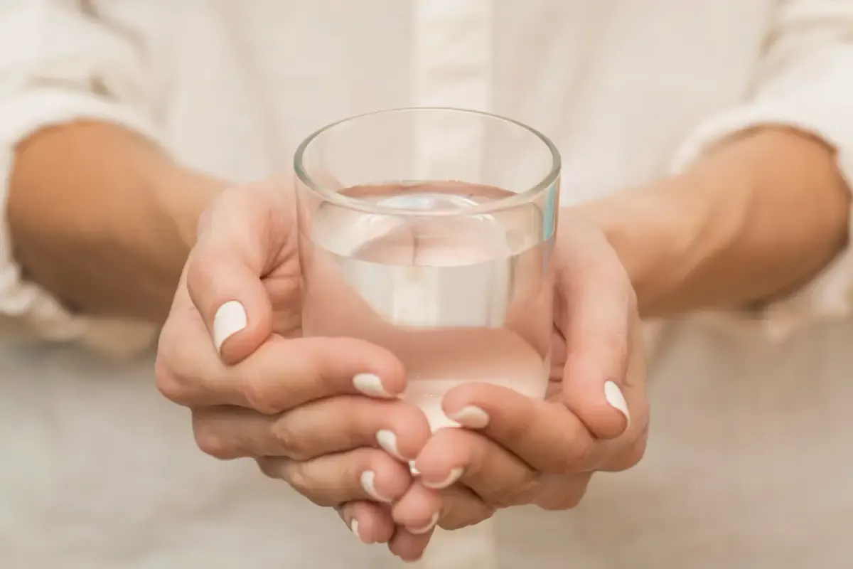 Minum air putih hangat saat buka puasa lebih baik daripada air dingin (Sumber : freepik)