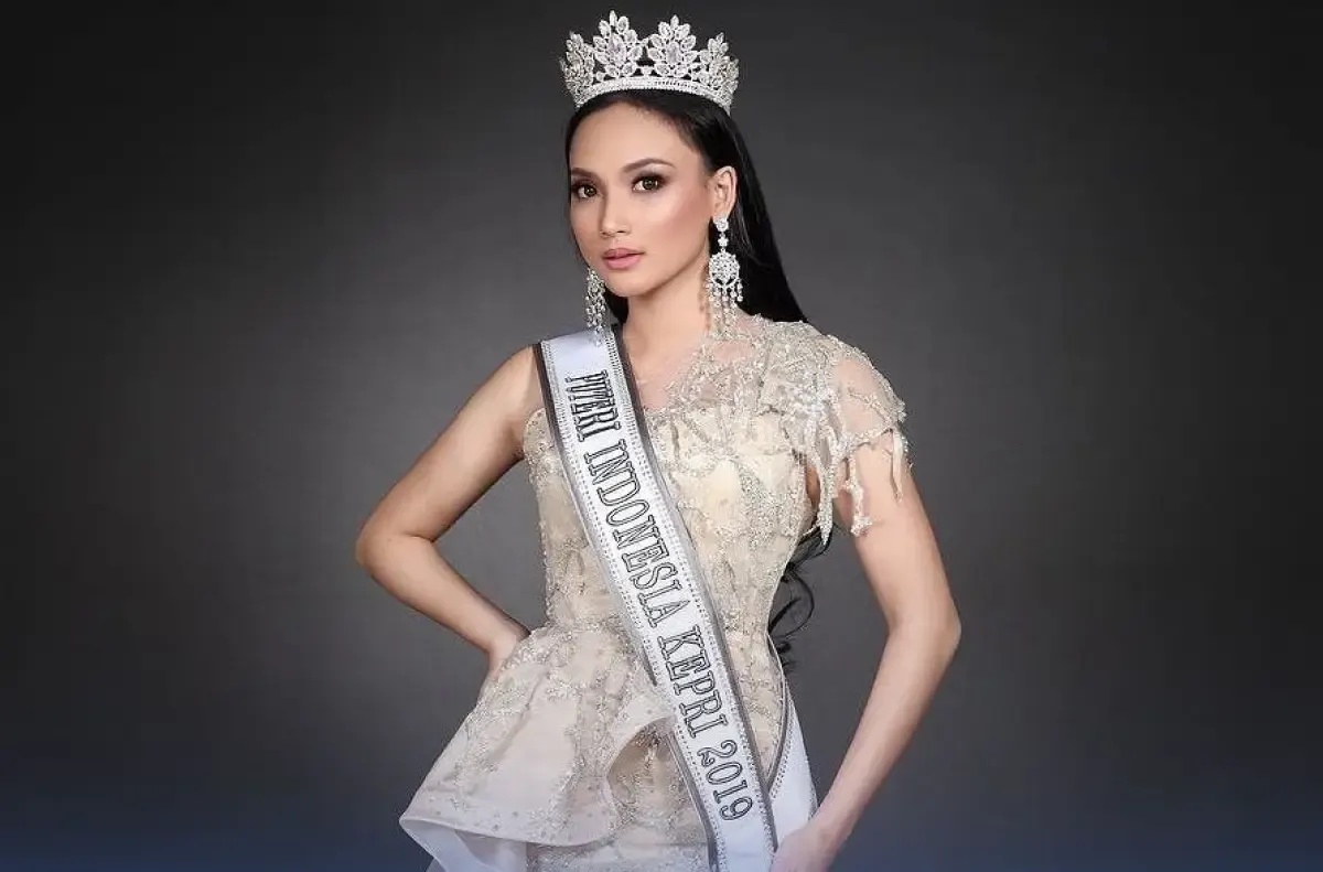 Puteri Indonesia Intelegensia 2019, Lycie Joanna, jadi calo tiket konser Coldplay. (Sumber : Instagram @lyciejo)
