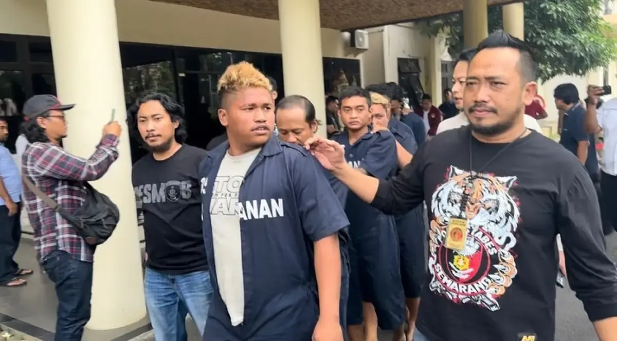 Para pelaku yang mengeroyok pria hingga tewas dan membuang jasadnya di got depan PRPP Semarang. Kini diamankan di Polrestabes Semarang, Senin 29 Mei 2023. (Sumber : Polrestabes Semarang)
