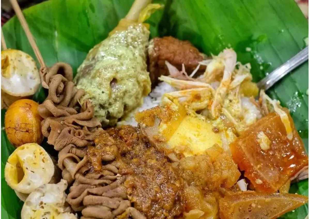 Nasi Ayam Ibu Sami, salah satu kuliner malam legendaris di Kota Semarang (Sumber : Instagram Surabaya Foodies)