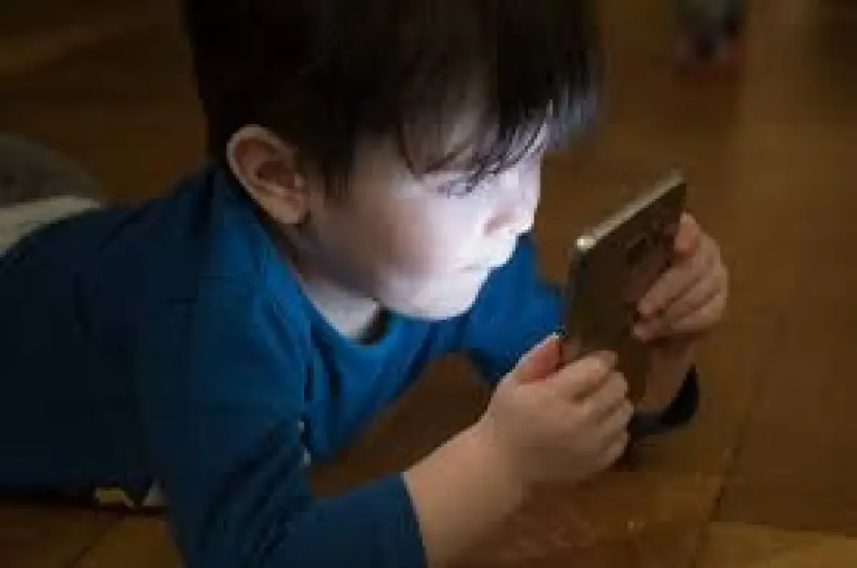 Ilustrasi anak main smartphone