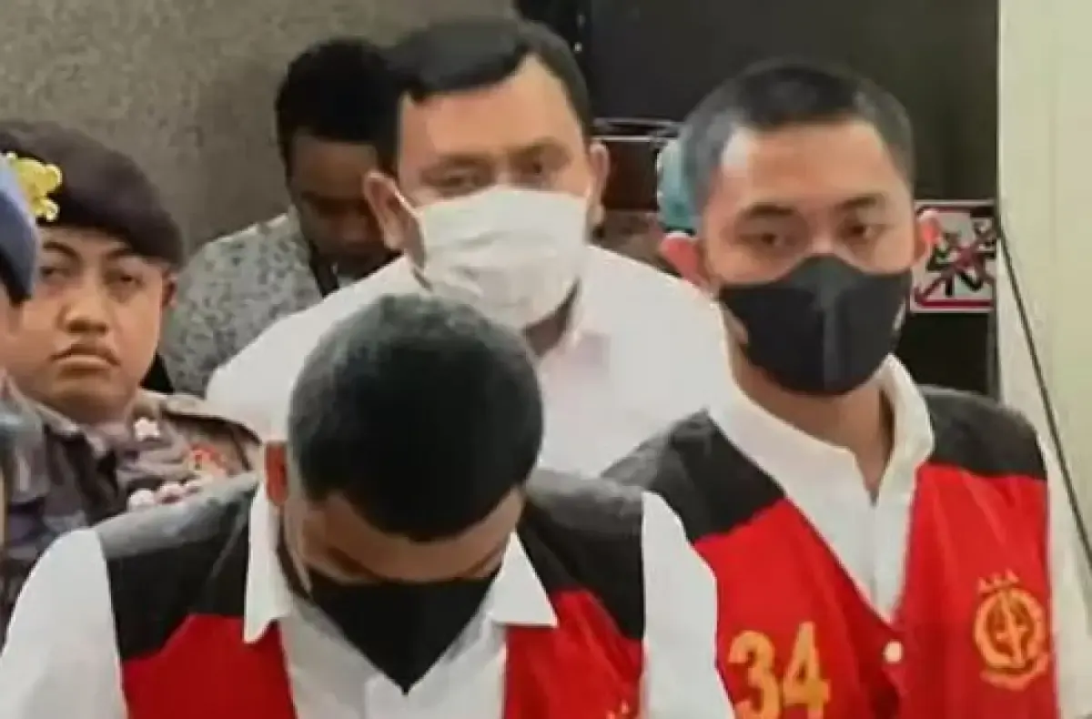 Mario Dandy dan Shane Lukas saat masuk ke ruang persidangan (Sumber : YouTube Kompas TV)