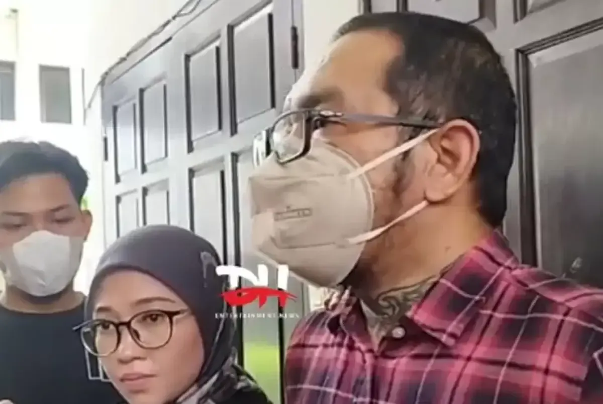 Ayah David Ozora, Jonathan Latumahina, saat menjelaskan kondisi terkini putranya. (Sumber : Tangkapan Layar YouTube/DH Entertainment News)