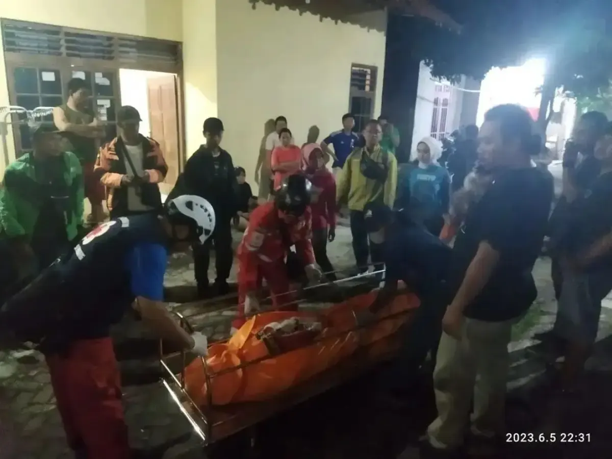 Pria berinisial AP (61) ditemukan tewas dalam kondisi duduk di depan kamar kos di Pedurungan, Semarang. (Sumber : Dok Polsek Pedurungan)