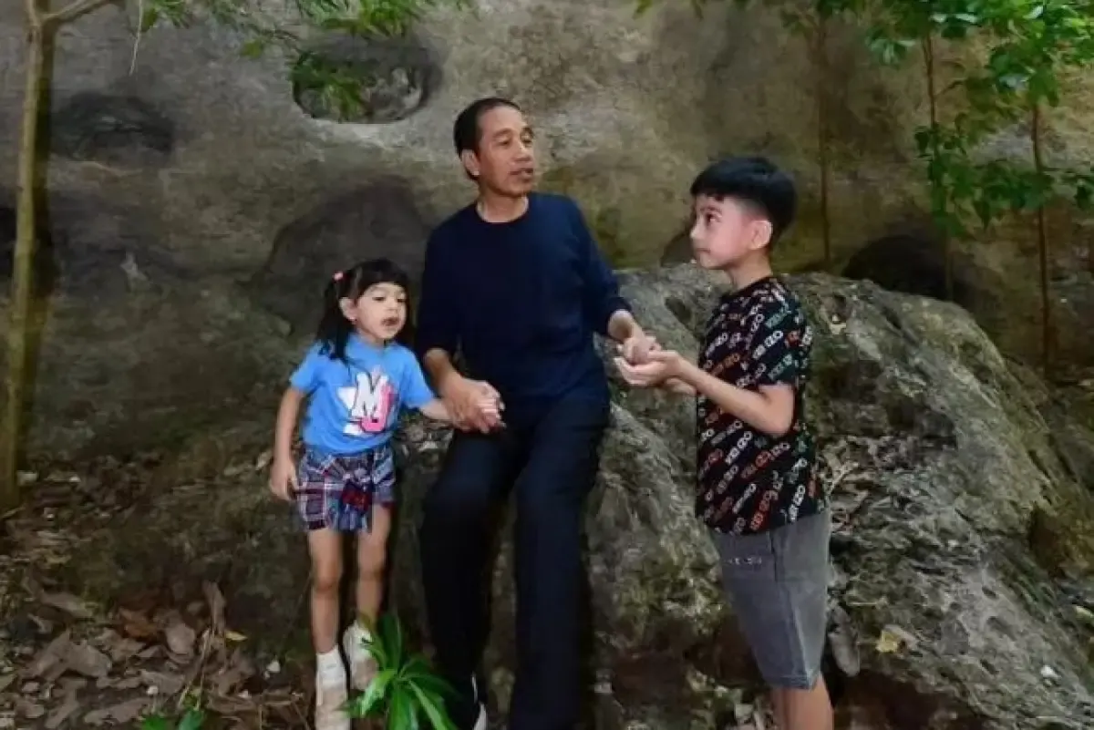 Jokowi bersama dua cucunya, Jan Ethes dan La Lembah Manah. (Sumber : Instagram @jokowi)