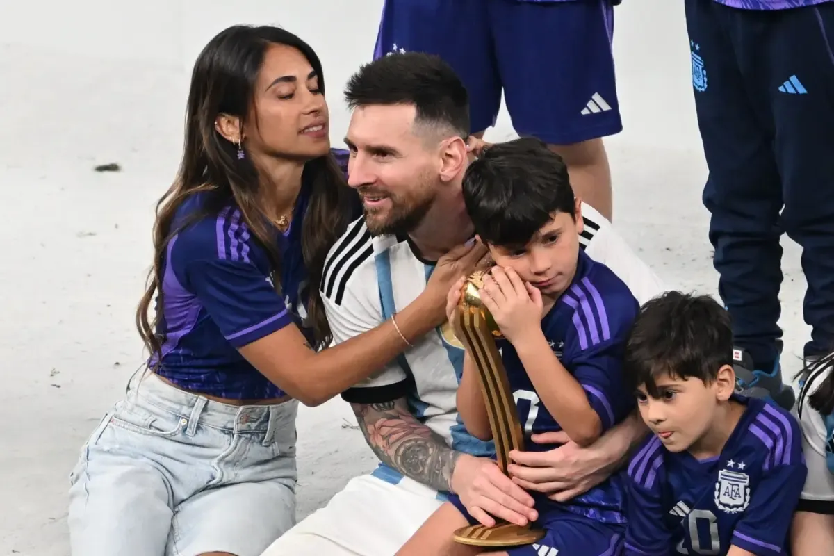 Lionel Messi beserta sang istri, Antonella Roccuzzo (Sumber : Twitter)