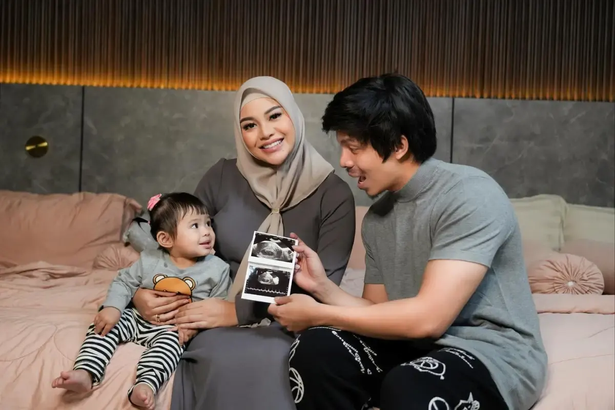 Atta Halilintar dan Aurel Hermansyah umumkan kehamilan anak kedua, Minggu (7/5/2023). (Sumber : Instagram @attahalilintar)