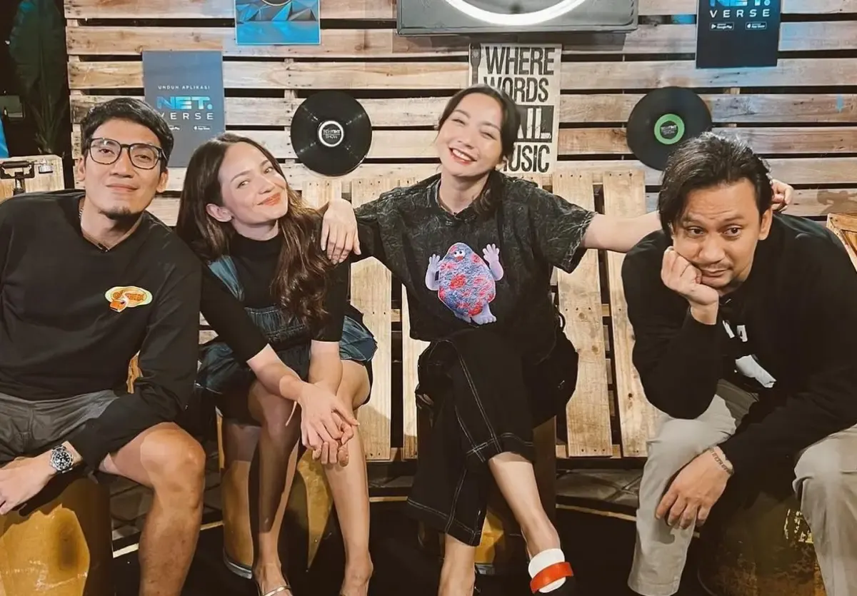 Keempat host Tonight Show: Desta, Enzy, Hesti dan Vincent. (Sumber: @enzystoria)