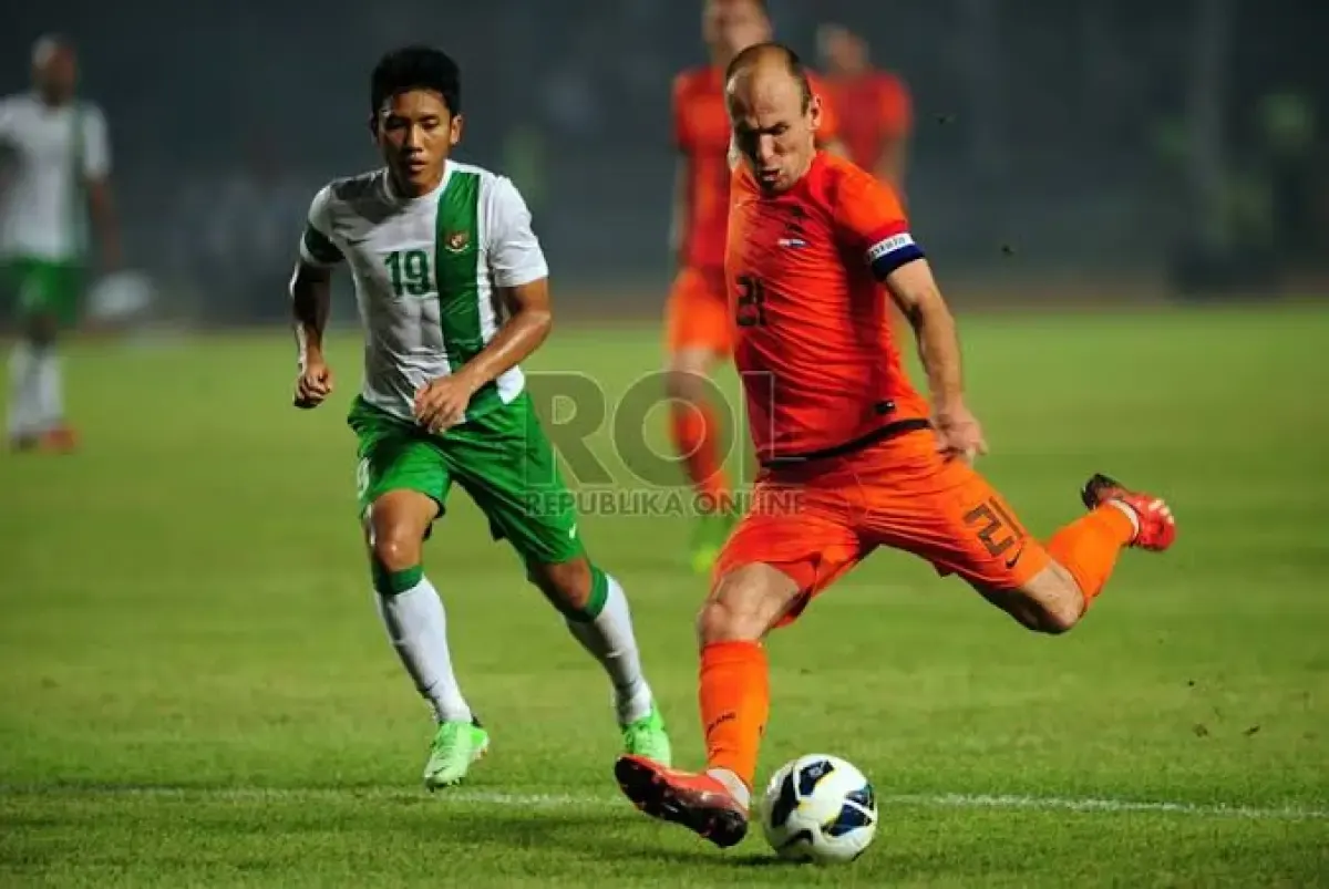 Timnas Indonesia saat bertanding melawan Timnas Belanda pada 2013 (Sumber Foto: Republika)