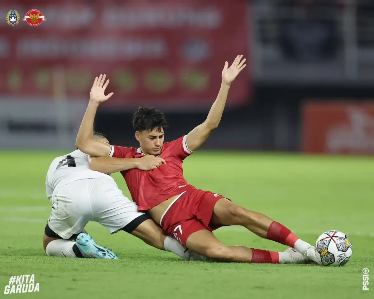 Aksi Rafael Struijk dalam laga Timnas Indonesia versus Palestina (Sumber : Instagram @PSSI)