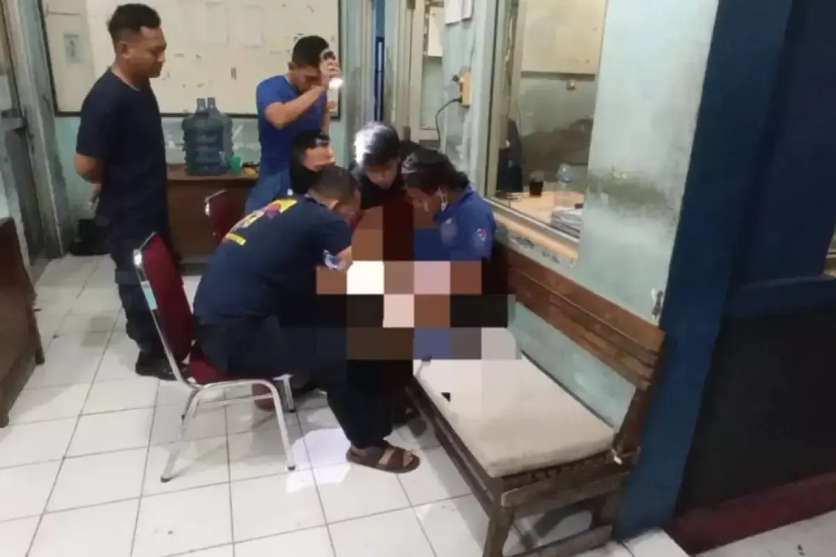 Pria asal Demak mengadu kemaluannya terjepit cincin, minta tolong ke Damkar Semarang untuk dilepas, Senin 19 Juni 2023. (Sumber : Instagram @damkarsemarang)