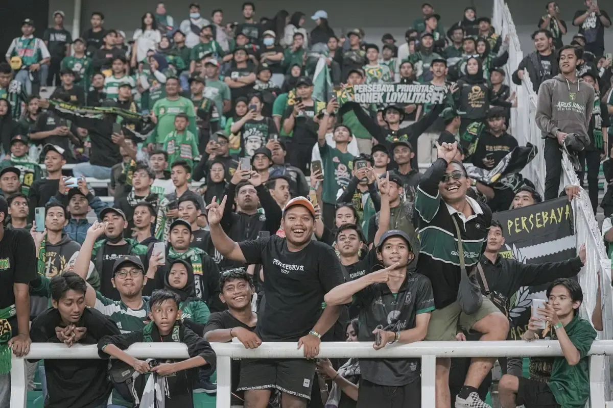 Suporter Persebaya Surabaya, Bondho Nekat atau yang kerap disebut Bonek. (Sumber : Instagram @officialpersebaya)