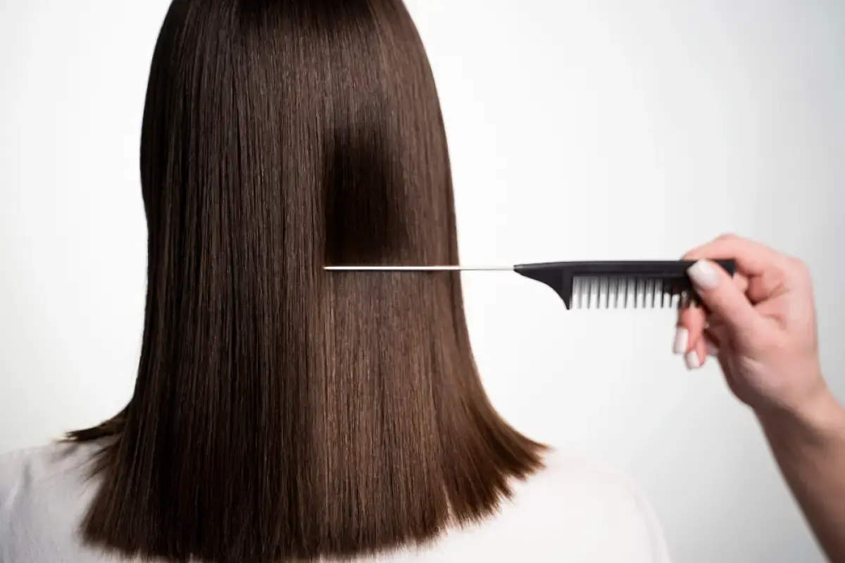 Ilustrasi wanita sisir rambut (Sumber : freepik)