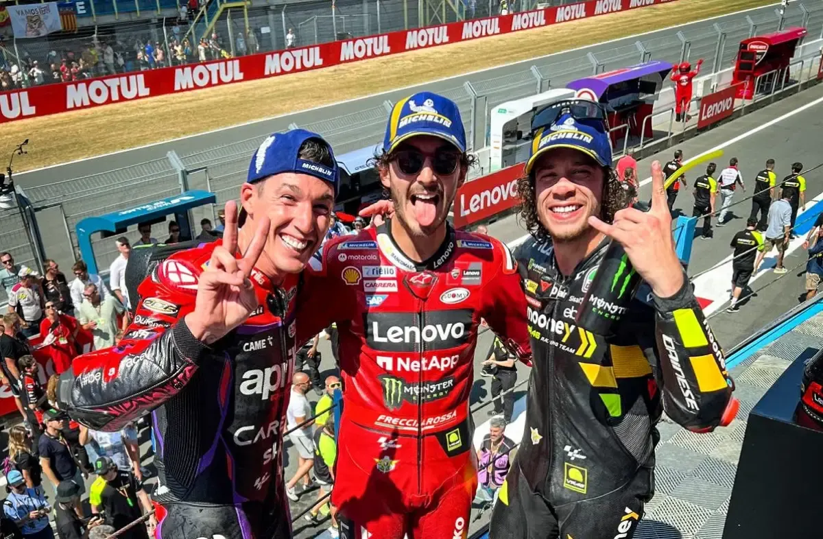 Francesco Bagnaia naik podium bersama Marco Bezzecchi dan Aleix Espargaro di MotoGP Belanda, Minggu 25 Juni 2023. (Sumber : motogp.com)