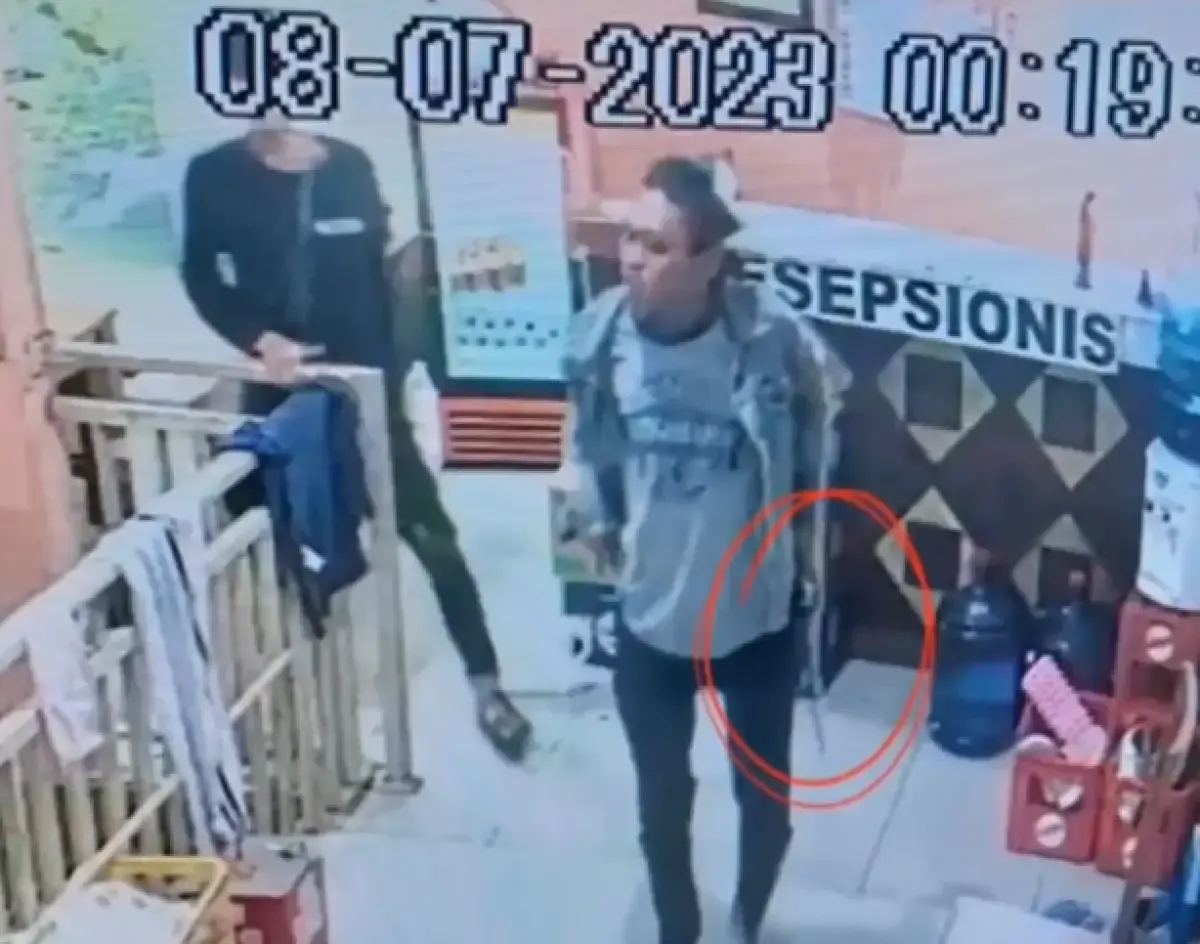 erekam CCTV, aksi seorang pengunjung tak dikenal nyaris habisi nyawa resepsionis Kostel Wood 7296. Peristiwa terjadi pada Sabtu 8 Juli 2023 sekitar pukul 00.10 WIB. (Sumber : Instagram @infokejadiansemarang.new)