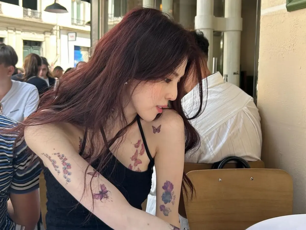Han Sohee menunjukkan tatonya. Simak cara efektif menghapus tato. (Sumber : Instagram @xeesoxee)
