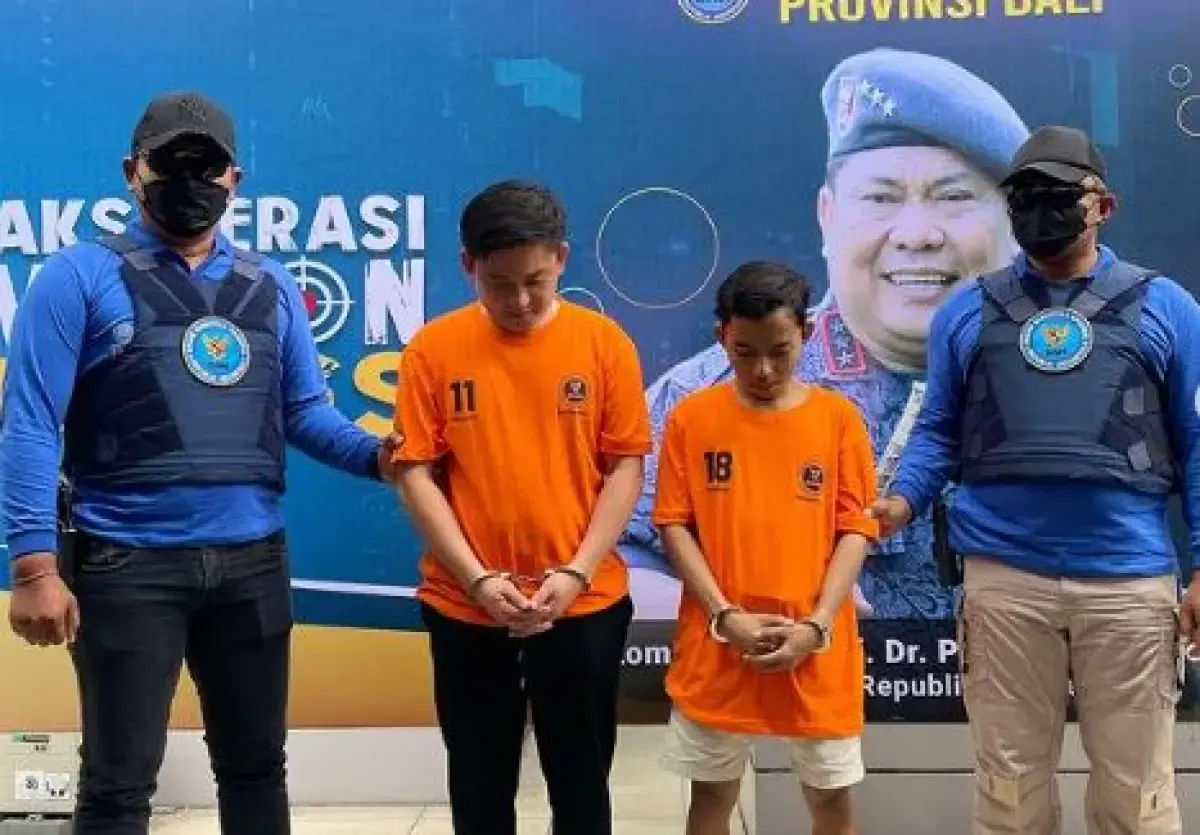 Viral YouTuber Bobon Santoso pakai baju tahanan oranye dan diborgol (Sumber : instagram.com/bobonsantoso)