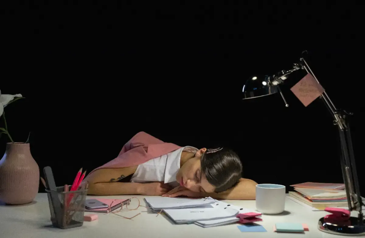 Melepaskan diri dari "workaholic", ketahui dampaknya pada kesehatan dan kesejahteraanmu. (Sumber : Pexels/Cottonbro Studio)