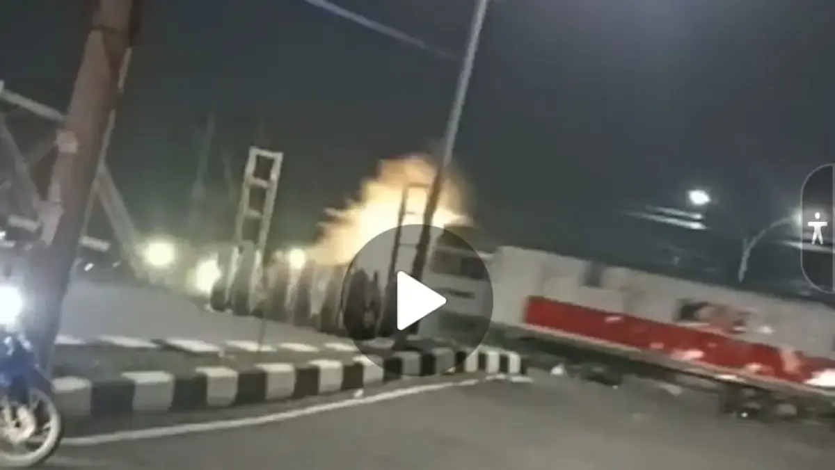 Video kecelakaan kereta api yang menabrak truk di Madukoro, Semarang.