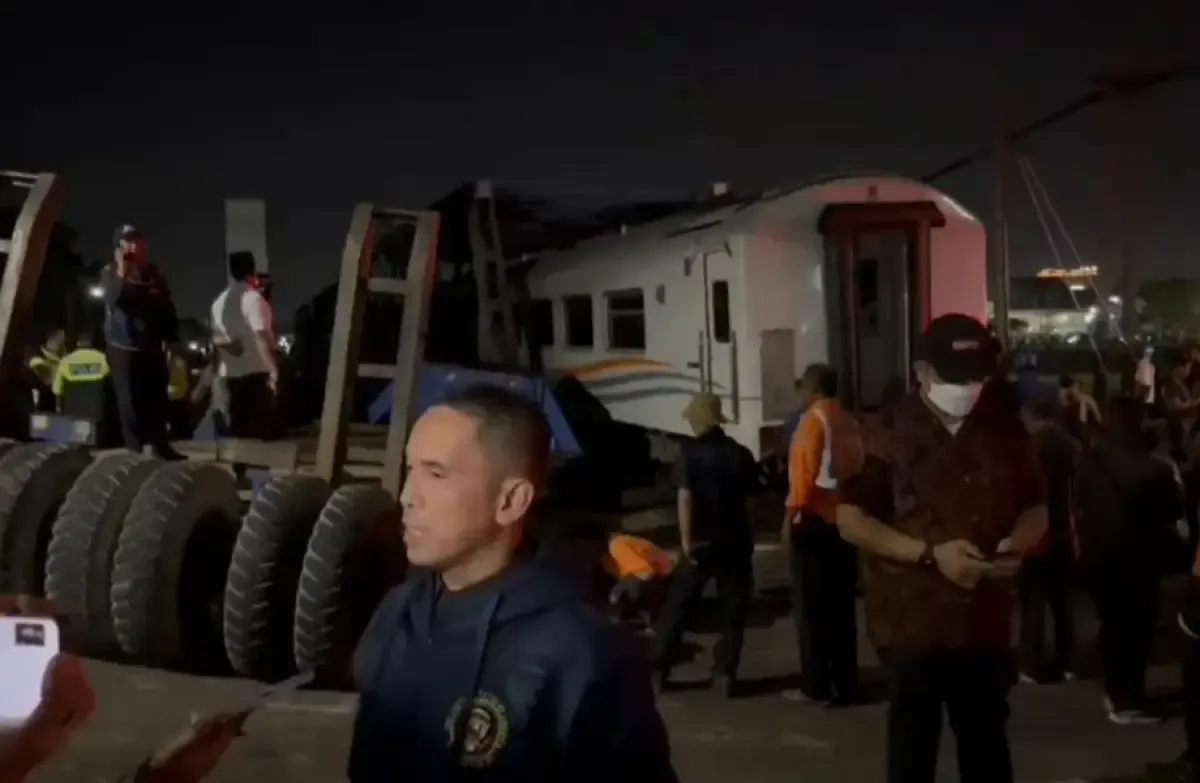 Evakuasi KA Brantas dan Truk Trailer setelah tabrakan pada Selasa, 18 Juli 2023. (Sumber : Dok. Polrestabes Semarang)