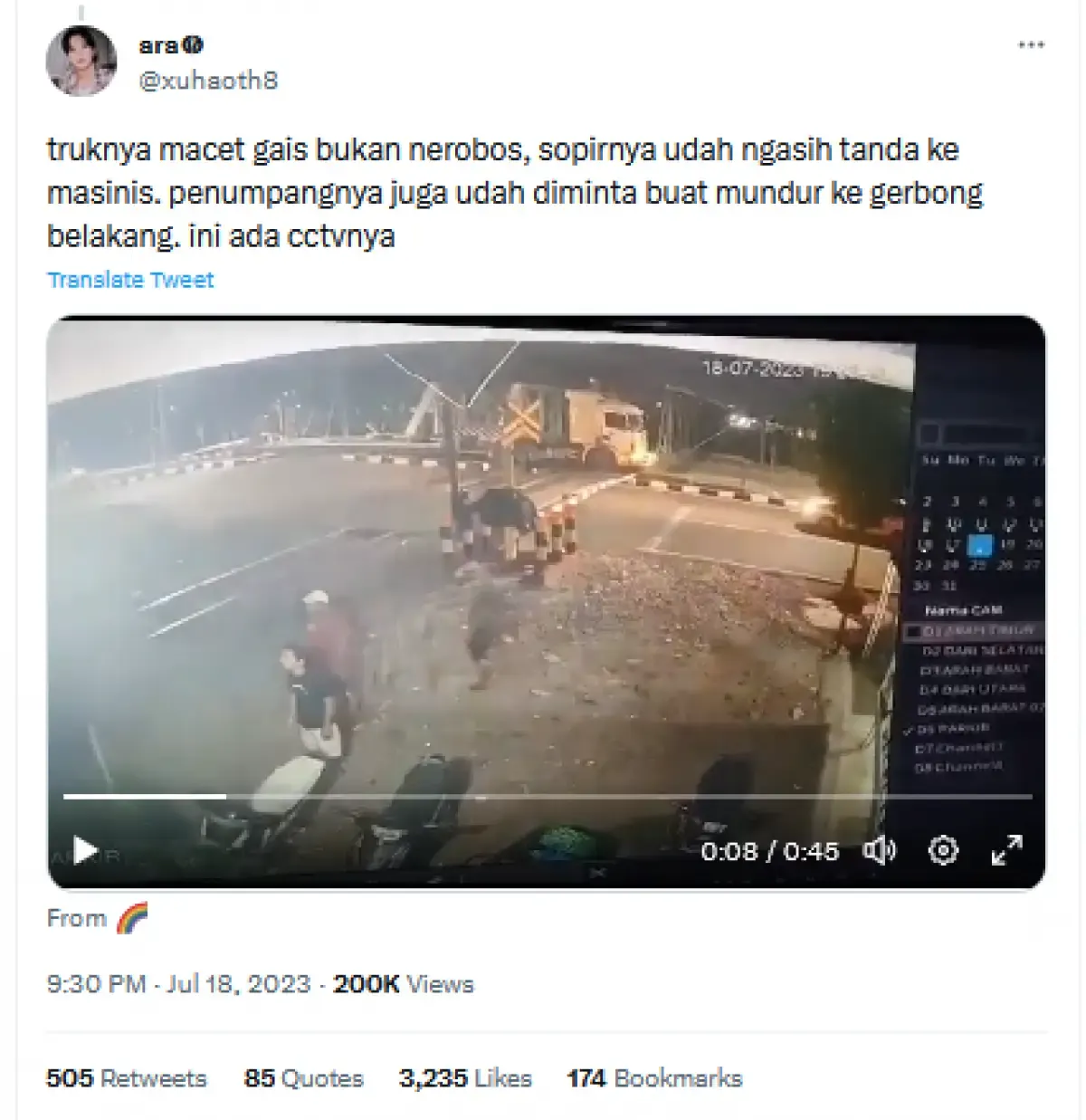Bukti CCTV sopir truk tak terobos palang perlintaan kereta api (Sumber : Twitter/@xuhaoth8)