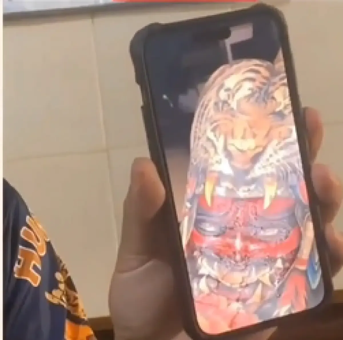 Tato wajah Syhanaz Sadiqah di punggung Rendy Kjaernett berubah jadi mirip setan (Sumber : Instagram/@bundsthetic)