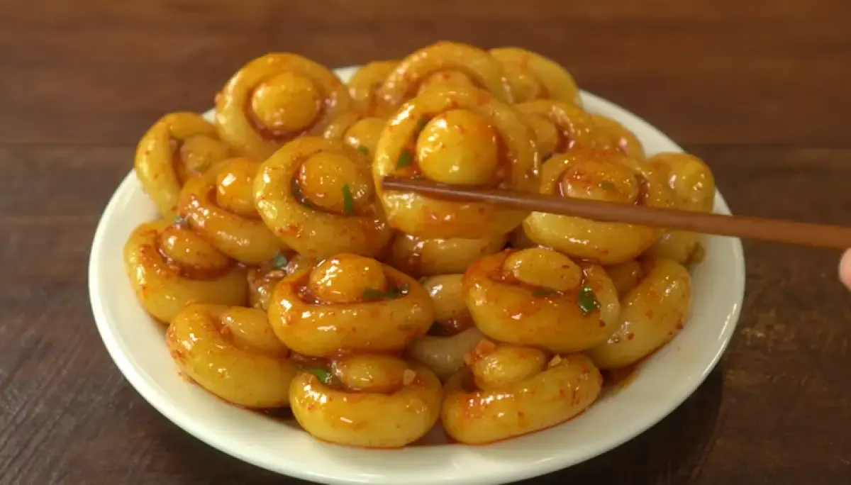 Spicy Chewy Potato, camilan viral yang mondar mandir di media sosial (Sumber : YouTube/매일맛나 delicious day)