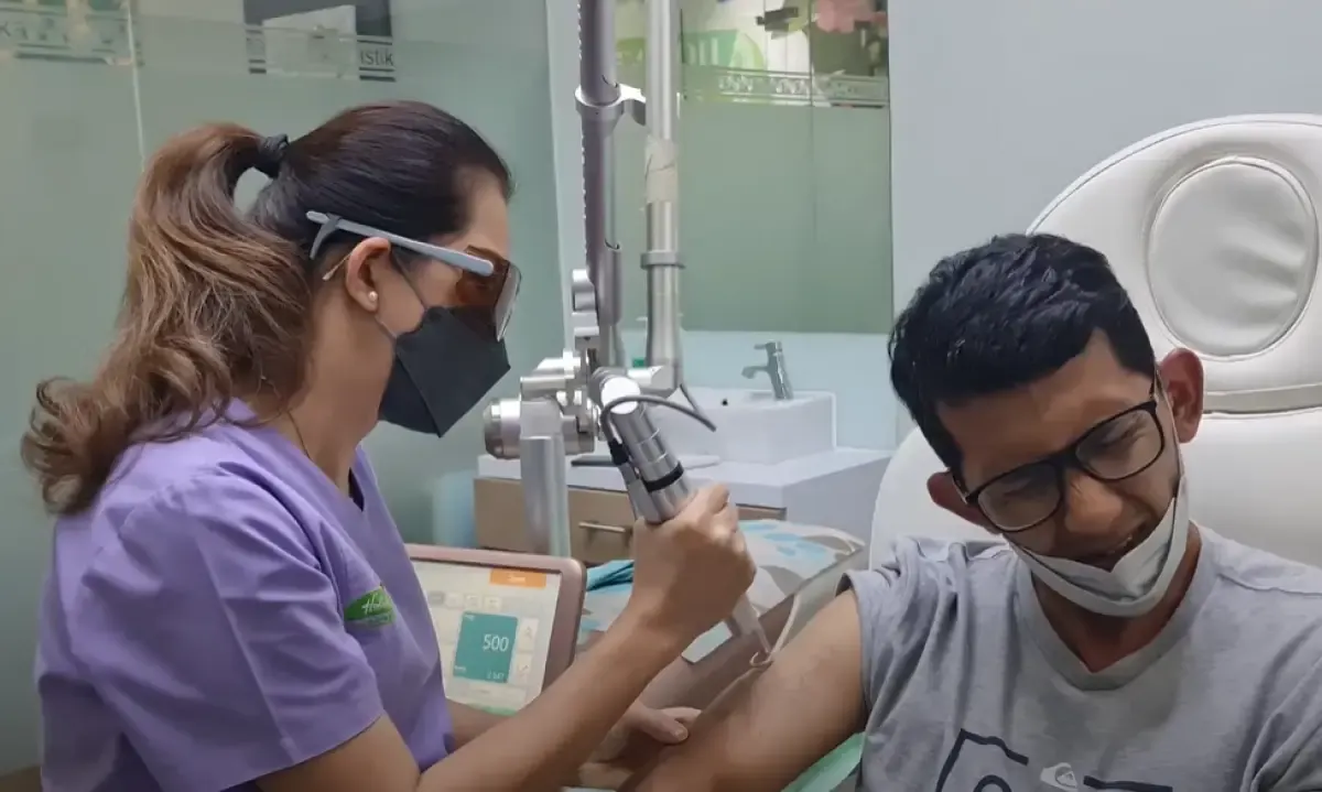 Menghapus tato permanen dengan cara laser di klinik. (Sumber : YouTube  Agnessa Rustamadji)