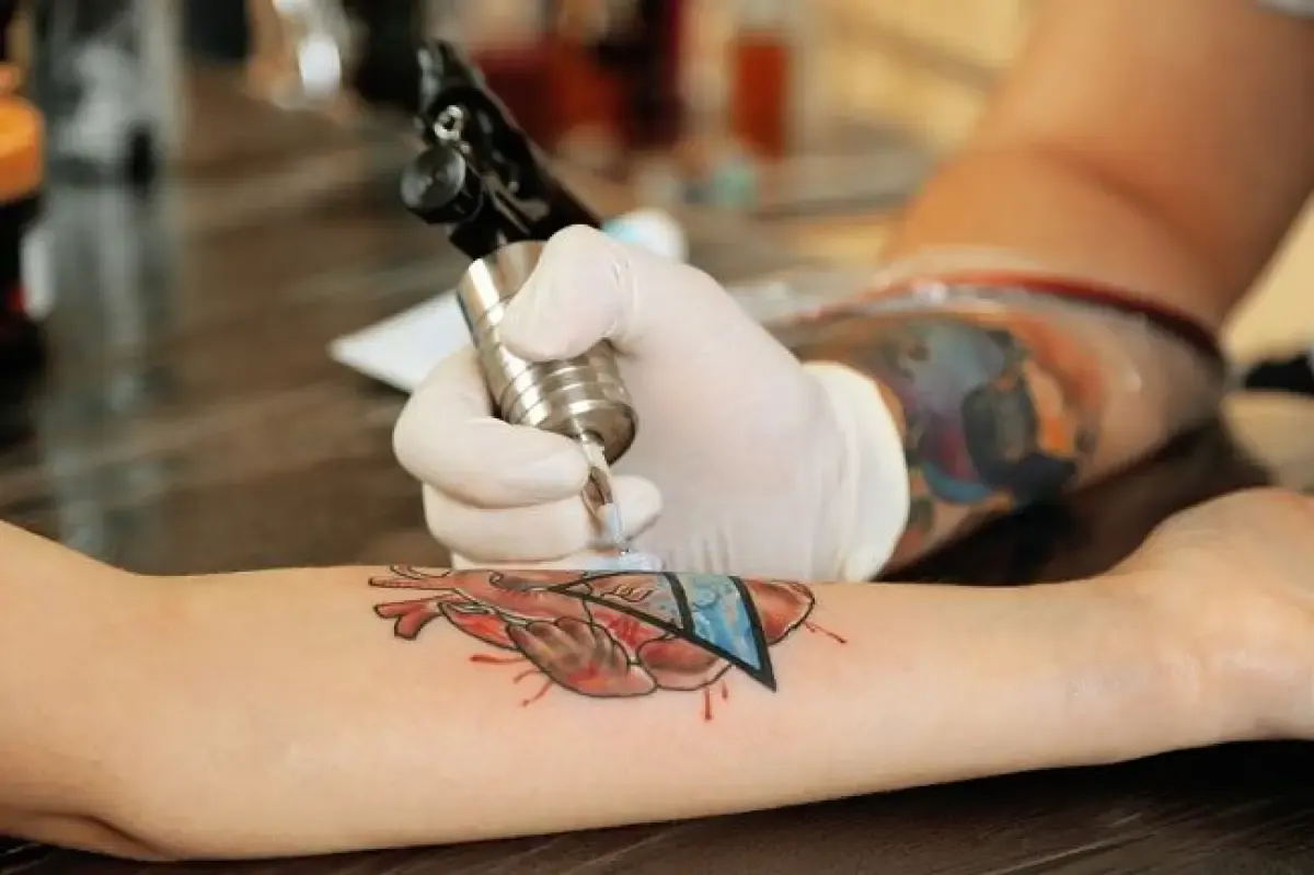 Cara tangani infeksi yang ada di area tato, segera obati agar tak makin parah. (Sumber : alodokter)